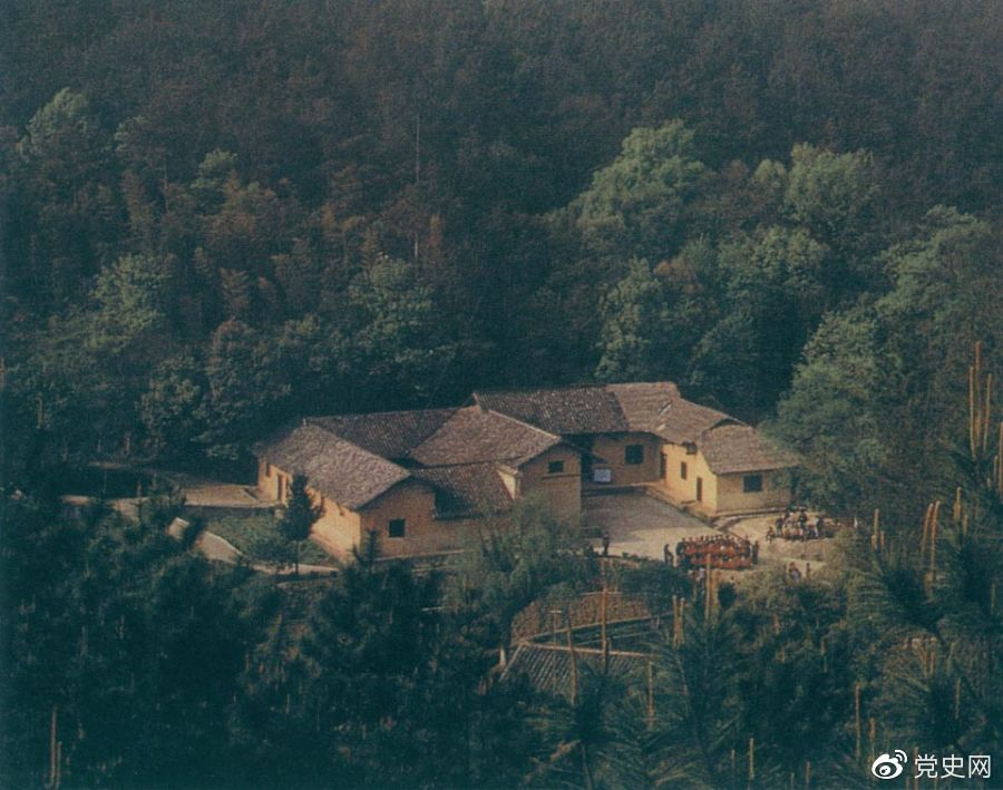 毛澤東故居——湖南省湘潭縣韶山?jīng)_上屋場。1893年12月26日，毛澤東在這里誕生。